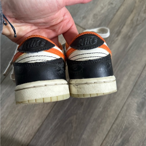 Nike Black and Orange Sneakers Classic Athletic Design - Picture 2 of 7